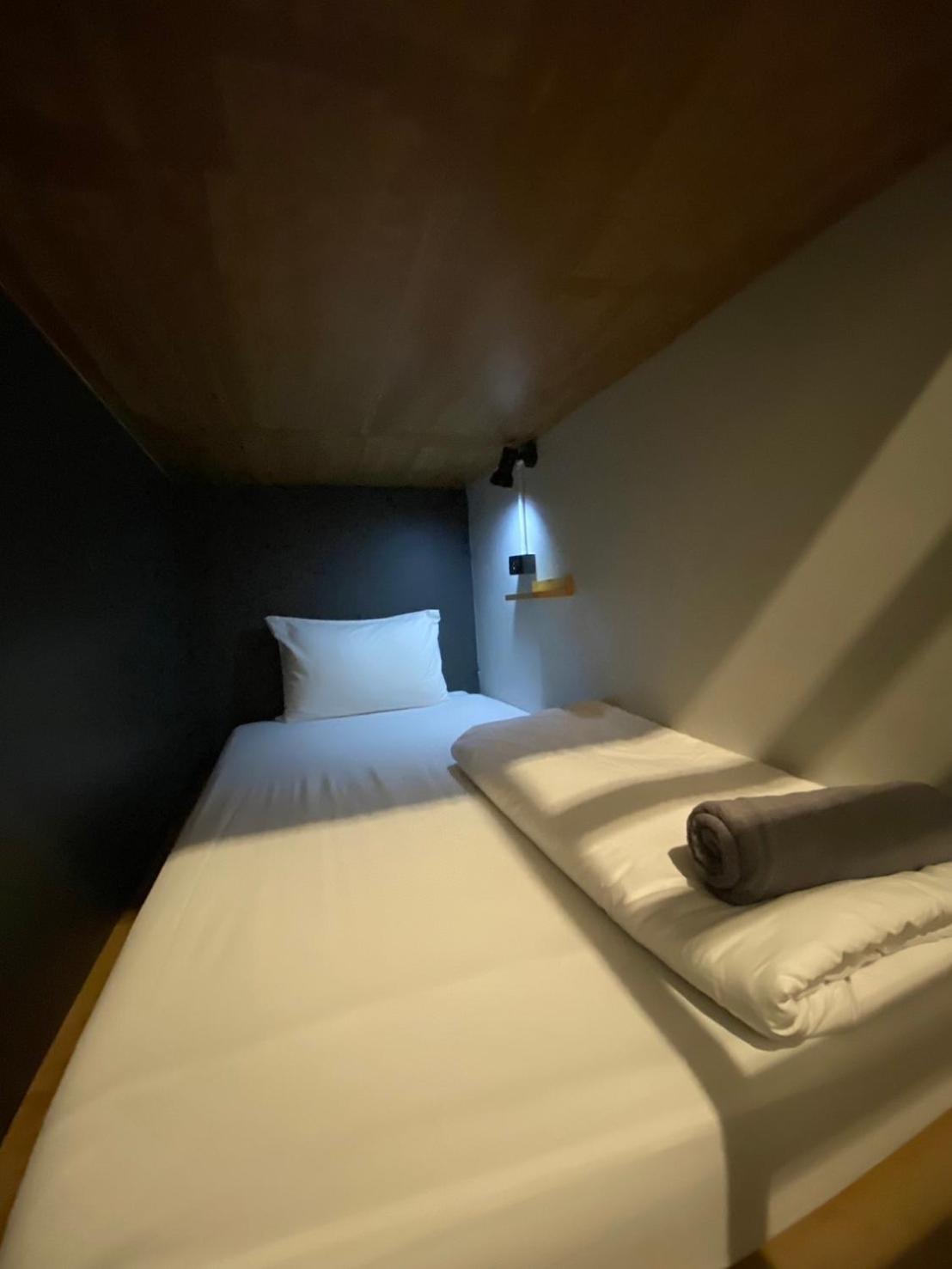 Ekanek Hostel (Adults Only) Bangkok Exterior photo