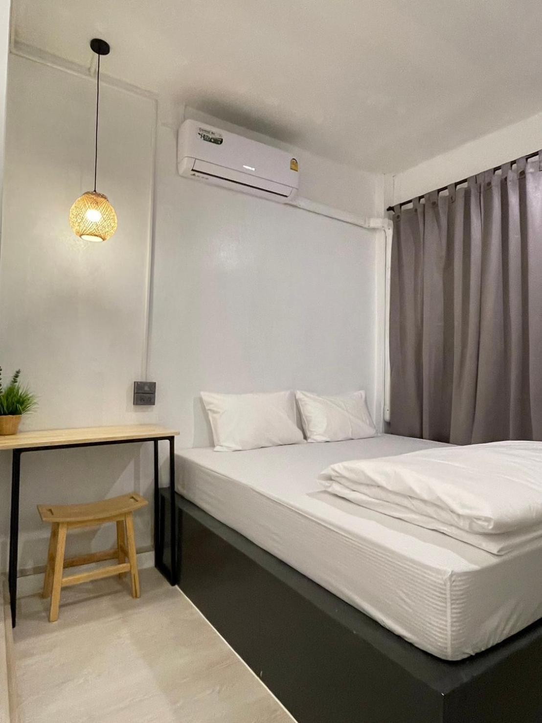 Ekanek Hostel (Adults Only) Bangkok Exterior photo